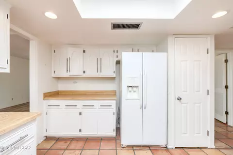 Kitchen - 1305 E Thunderhead Cir, Tucson, AZ 85718 photo 8 of 8