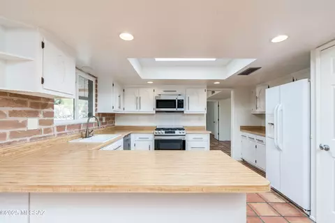Kitchen - 1305 E Thunderhead Cir, Tucson, AZ 85718 photo 2 of 8