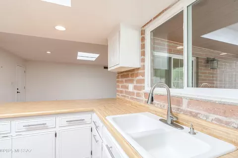 Kitchen - 1305 E Thunderhead Cir, Tucson, AZ 85718 photo 5 of 8