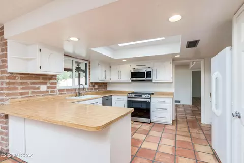 Kitchen - 1305 E Thunderhead Cir, Tucson, AZ 85718 photo 1 of 8