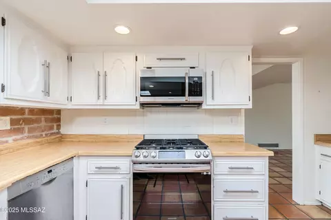 Kitchen - 1305 E Thunderhead Cir, Tucson, AZ 85718 photo 7 of 8
