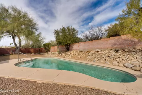 Exterior - 1305 E Thunderhead Cir, Tucson, AZ 85718 photo 5 of 8