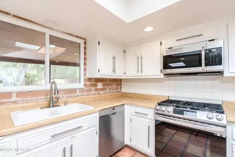 Kitchen - 1305 E Thunderhead Cir, Tucson, AZ 85718 photo 6 of 8