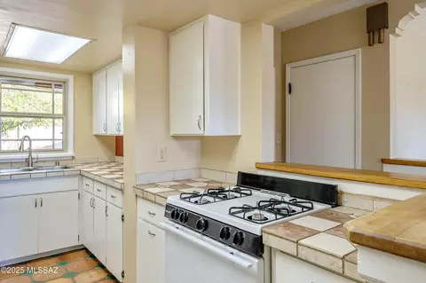 Kitchen - 4427 E 4th St, Tucson, AZ 85711 photo 3 of 5