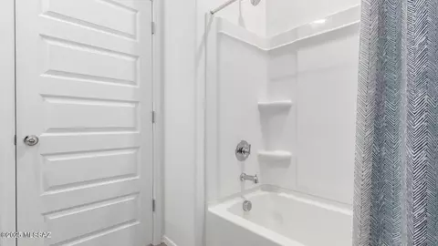 Bath - 9823 E Gray Hawk Dr, Tucson, AZ 85730 photo 3 of 4