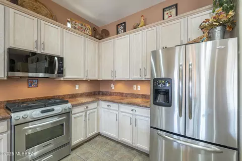 Kitchen - 10792 E Grass Spring Pl, Tucson, AZ 85748 photo 3 of 5