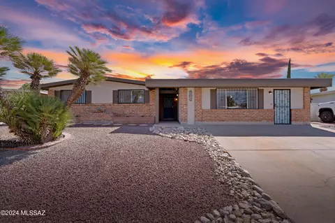 8916 E Pine Valley Dr, Tucson, AZ 85710