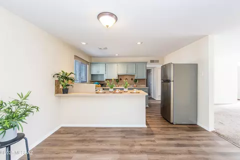 Kitchen - 7329 E Sylvane Dr, Tucson, AZ 85710 photo 3 of 4