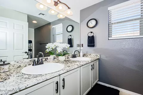Bath - 502 E Greg Rock Rd, Vail, AZ 85641 photo 3 of 4