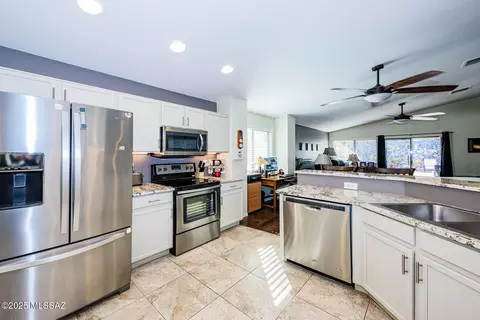 Kitchen - 502 E Greg Rock Rd, Vail, AZ 85641 photo 4 of 5