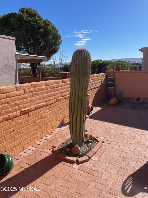 384 W Camino Del Sonador, Green Valley, AZ 85614