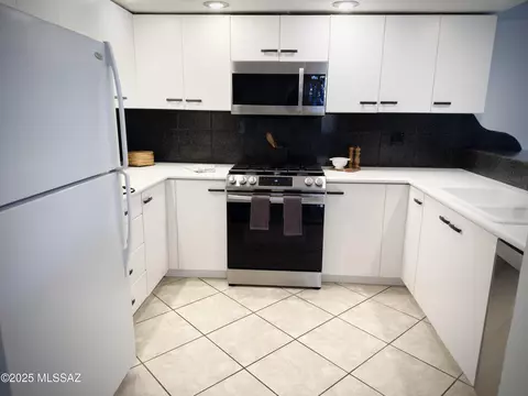 Kitchen - 7133 E Chorro Cir, Tucson, AZ 85715 photo 3 of 3