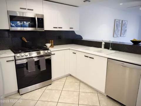 Kitchen - 7133 E Chorro Cir, Tucson, AZ 85715 photo 2 of 3