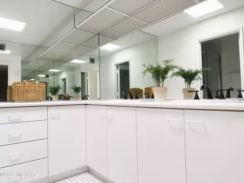 Bath - 7133 E Chorro Cir, Tucson, AZ 85715 photo 2 of 3