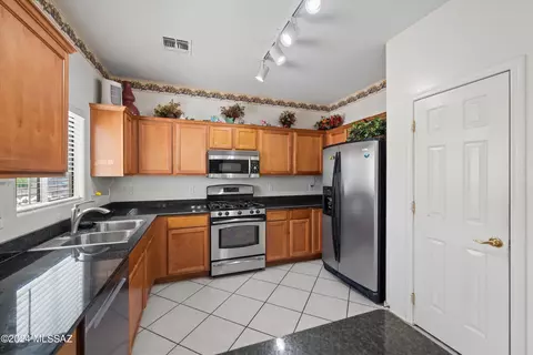 Kitchen - 3598 E Felix Blvd, Tucson, AZ 85706 photo 3 of 4