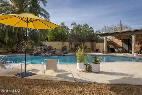 Exterior - 1952 E Lind Rd, Tucson, AZ 85719 photo 4 of 9