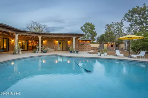 Exterior - 1952 E Lind Rd, Tucson, AZ 85719 photo 7 of 9
