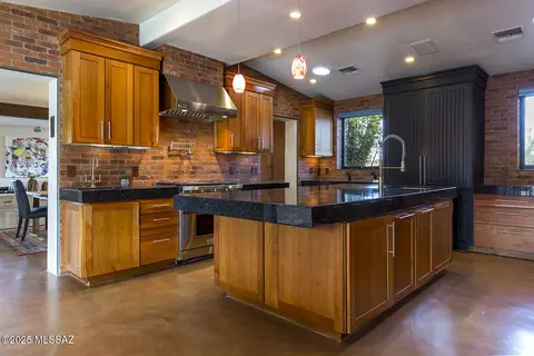 Kitchen - 1952 E Lind Rd, Tucson, AZ 85719 photo 5 of 8