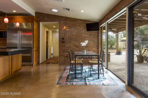 Dining - 1952 E Lind Rd, Tucson, AZ 85719 photo 4 of 5