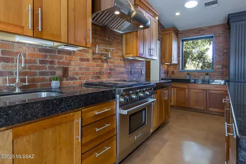 Kitchen - 1952 E Lind Rd, Tucson, AZ 85719 photo 7 of 8