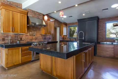 Kitchen - 1952 E Lind Rd, Tucson, AZ 85719 photo 6 of 8
