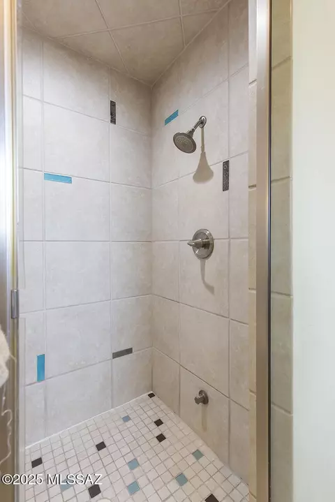 Bath - 1952 E Lind Rd, Tucson, AZ 85719 photo 5 of 5