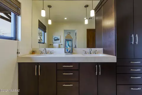 Bath - 1952 E Lind Rd, Tucson, AZ 85719 photo 3 of 5