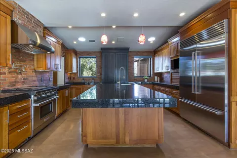 Kitchen - 1952 E Lind Rd, Tucson, AZ 85719 photo 4 of 8