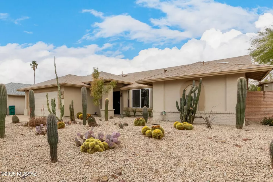 Exterior - 8661 N Star Grass Dr, Tucson, AZ 85742 photo 2 of 5