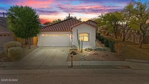 10402 E Oakbrook St, Tucson, AZ 85747