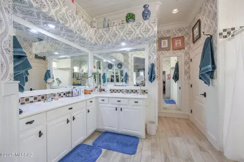 Bath - 10653 E Mary Stephey Pl, Tucson, AZ 85747 photo 1 of 2