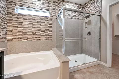 Bath - 10386 E Valley Quail Dr, Tucson, AZ 85747 photo 3 of 3