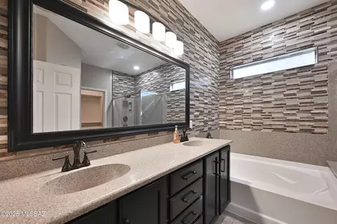 Bath - 10386 E Valley Quail Dr, Tucson, AZ 85747 photo 2 of 3