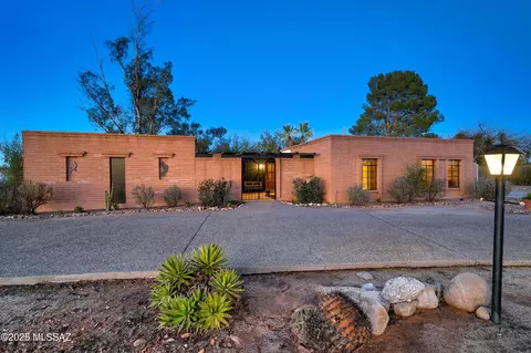 6700 N Amahl Dr, Tucson, AZ 85704