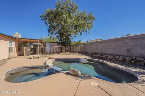 10166 E Rainbow Meadow Dr, Tucson, AZ 85747 photo 2