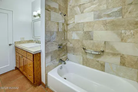 Bath - 3922 E Cooper St, Tucson, AZ 85711 photo 3 of 3