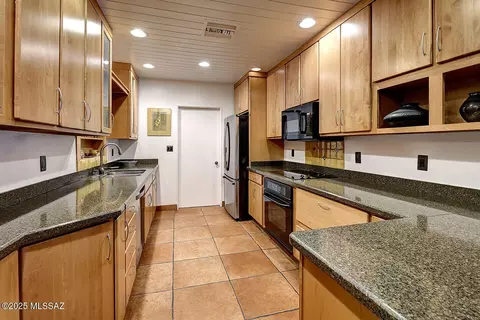 Kitchen - 3922 E Cooper St, Tucson, AZ 85711 photo 3 of 4