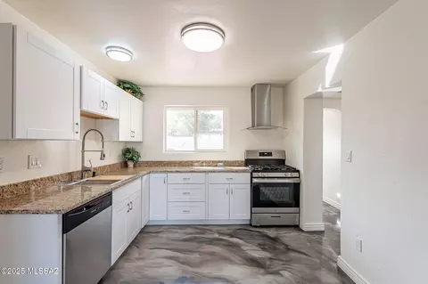 Kitchen - 4652 E 5th St, Tucson, AZ 85711 photo 1 of 4