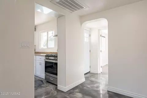 Entry Way - 4652 E 5th St, Tucson, AZ 85711 photo 3 of 3