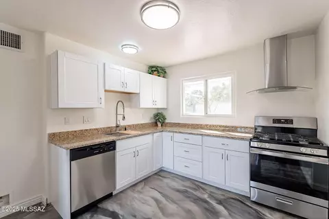 Kitchen - 4652 E 5th St, Tucson, AZ 85711 photo 3 of 4