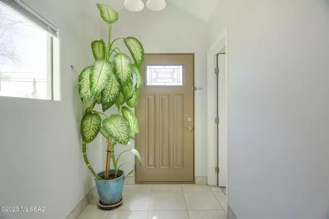 Entry Way - 361 E Glenn St, Tucson, AZ 85705 photo 2 of 5
