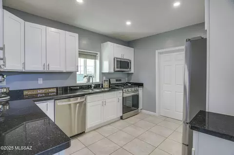 Kitchen - 361 E Glenn St, Tucson, AZ 85705 photo 2 of 5