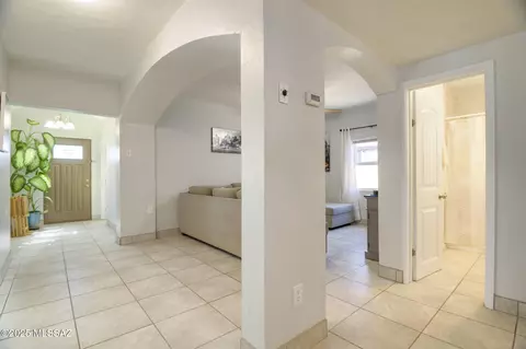 Entry Way - 361 E Glenn St, Tucson, AZ 85705 photo 4 of 5