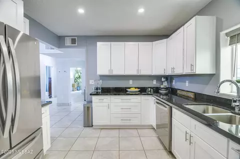 Kitchen - 361 E Glenn St, Tucson, AZ 85705 photo 4 of 5
