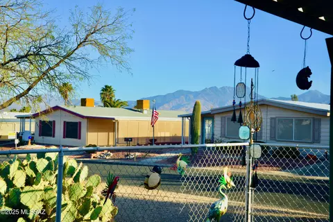 258 W Palma Dr, Green Valley, AZ 85614