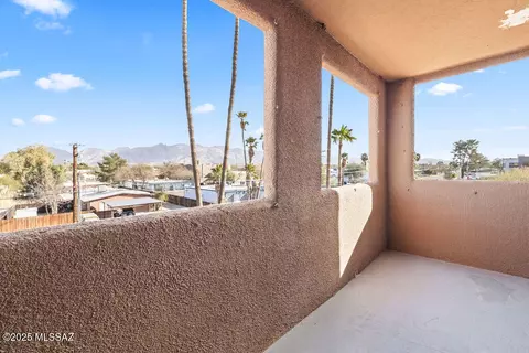 1810 E Blacklidge Dr #223, Tucson, AZ 85719