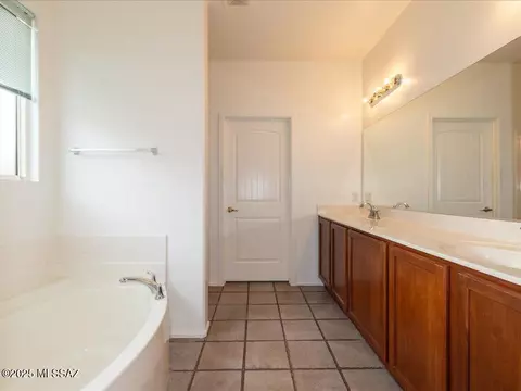 Bath - 10590 E Maldonado Pl, Tucson, AZ 85747 photo 1 of 2