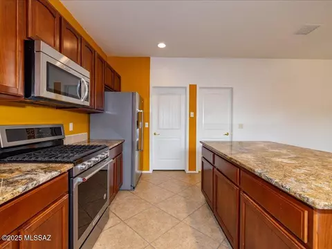 Kitchen - 10590 E Maldonado Pl, Tucson, AZ 85747 photo 4 of 4