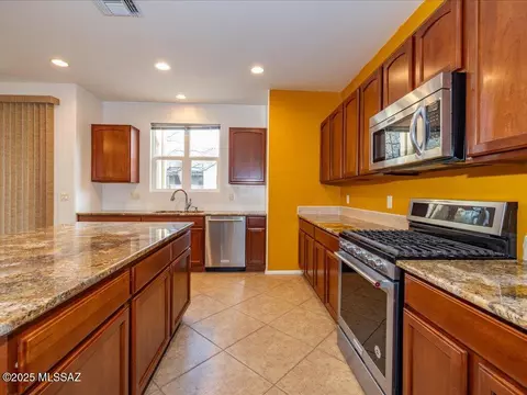 Kitchen - 10590 E Maldonado Pl, Tucson, AZ 85747 photo 2 of 4
