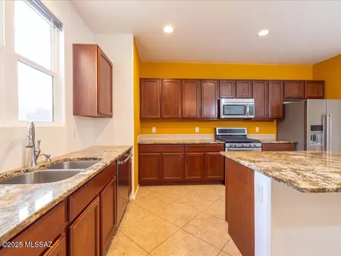 Kitchen - 10590 E Maldonado Pl, Tucson, AZ 85747 photo 3 of 4